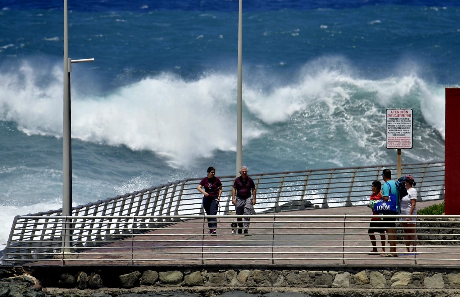 El fuerte oleaje sorprende a los bañistas en Las Canteras