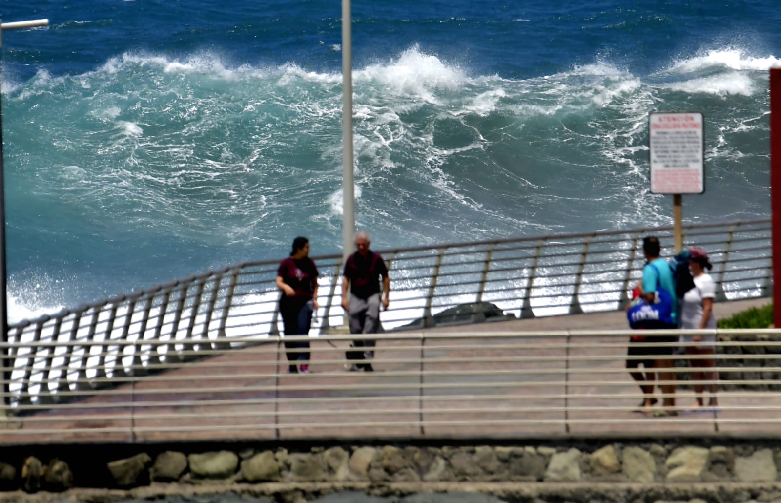 El fuerte oleaje sorprende a los bañistas en Las Canteras