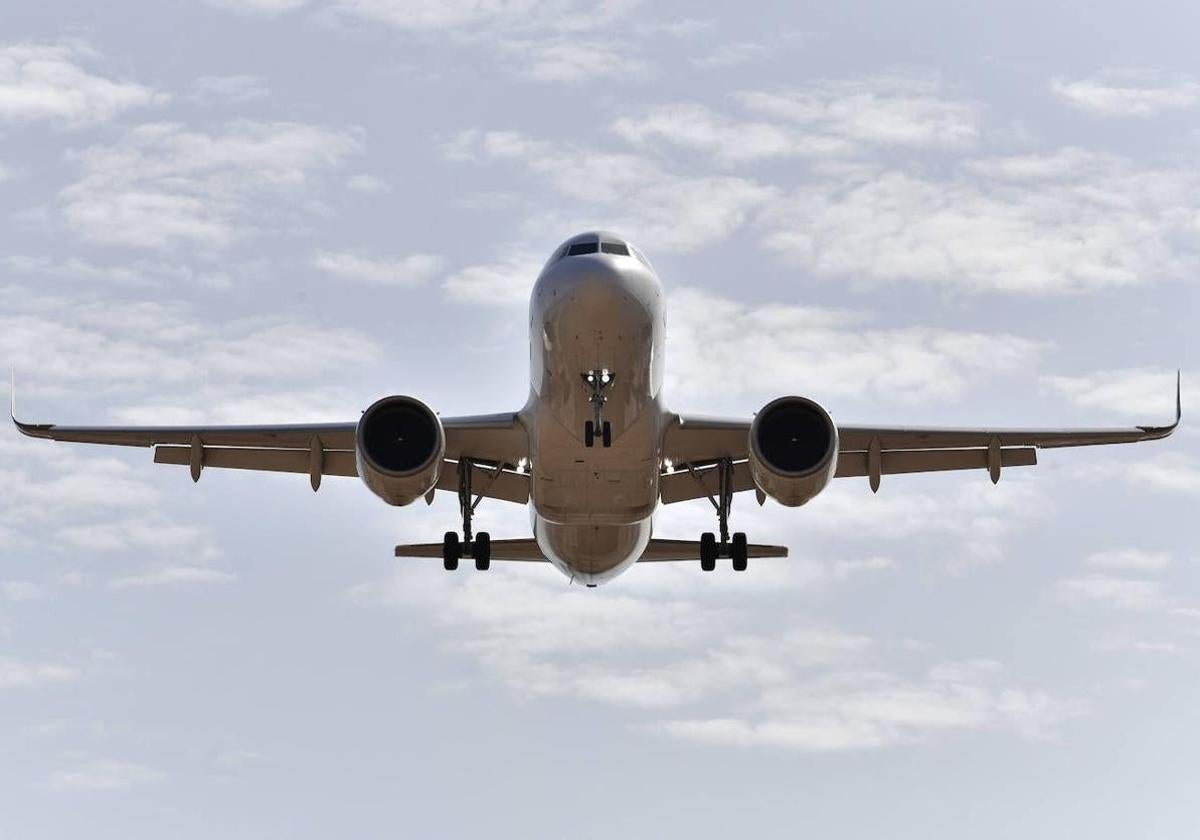 Imagen de archivo de un avión sobrevolando el aeropuerto de Gran Canaria.