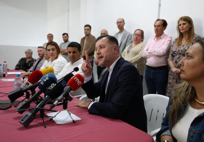 Teodoro Sosa junto al grupo de los 22 concejales.