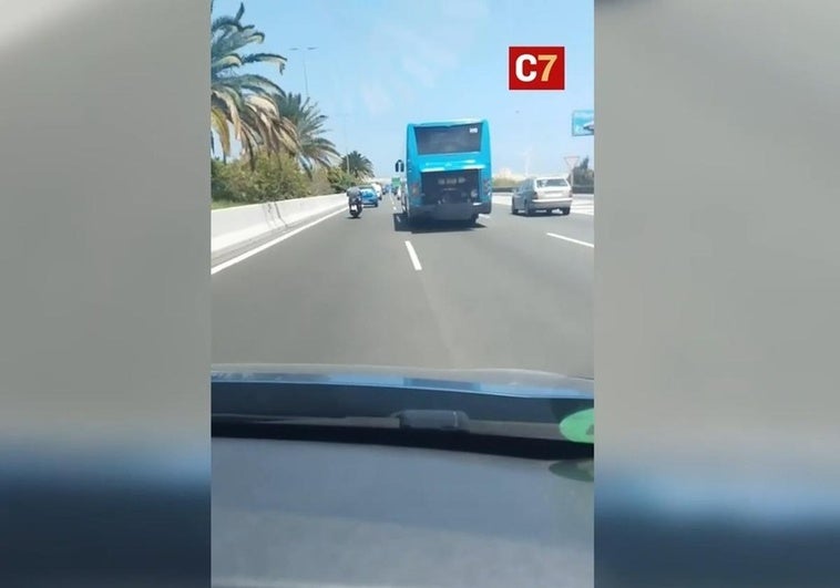 Imagen de la guagua conduciendo con el portón abierto por la GC-1.