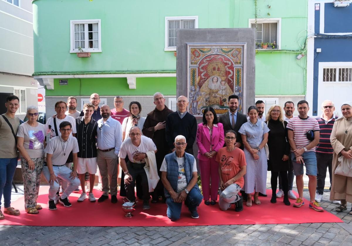 El Ayuntamiento conmemora con una placa la coronación de la Virgen del Carmen de La Isleta