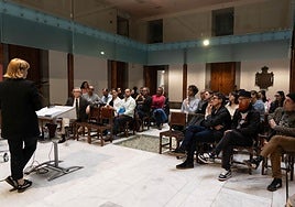 La jornada de diseño creativo se celebró en el patio de Casas Consistoriales. Un momento de la intervención de la diseñadora Claudia Bethencourt.