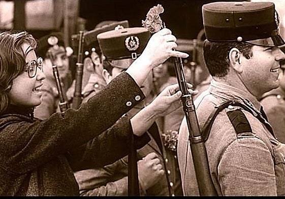 Foto de archivo de la Revolución de los Claveles, en Portugal.