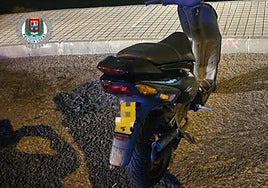 El ciclomotor donde iban los detenidos.