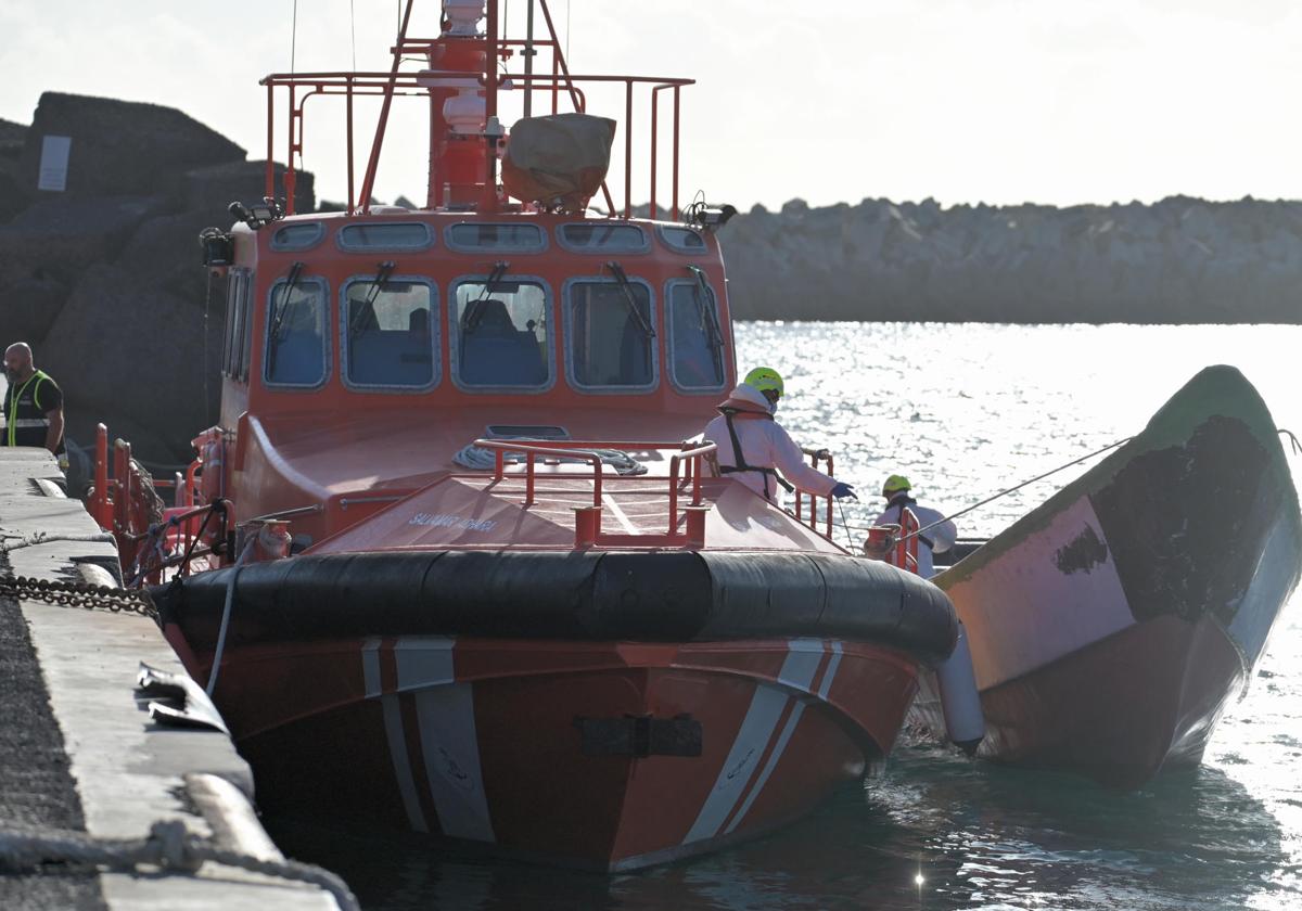 Rescatan a tres personas a la deriva en una patera en Lanzarote