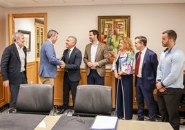 Domínguez y Clavijo saludan a los integrantes del Consejo Canario de la Competencia.