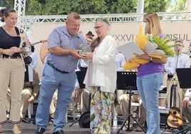 Bianca Scarpari recibiendo el galardón