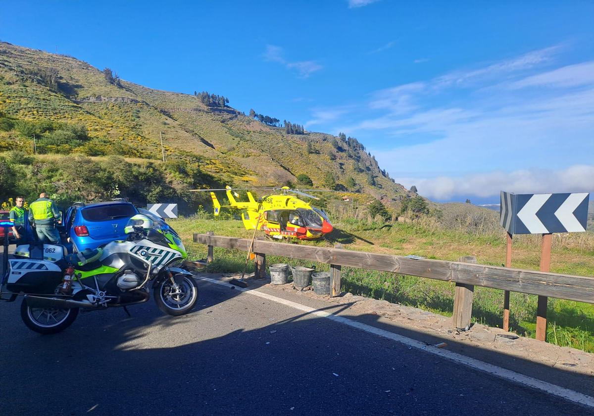 Evacúan en helicóptero a un motorista grave tras chocar contra un turismo en Tejeda