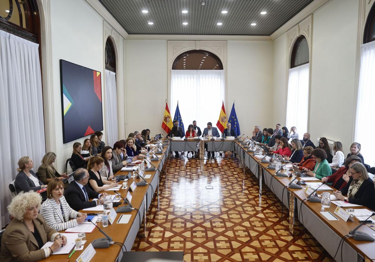La Conferencia de Infancia culmina sin acuerdo, un «paso atrás» para Canarias en el reparto de menores