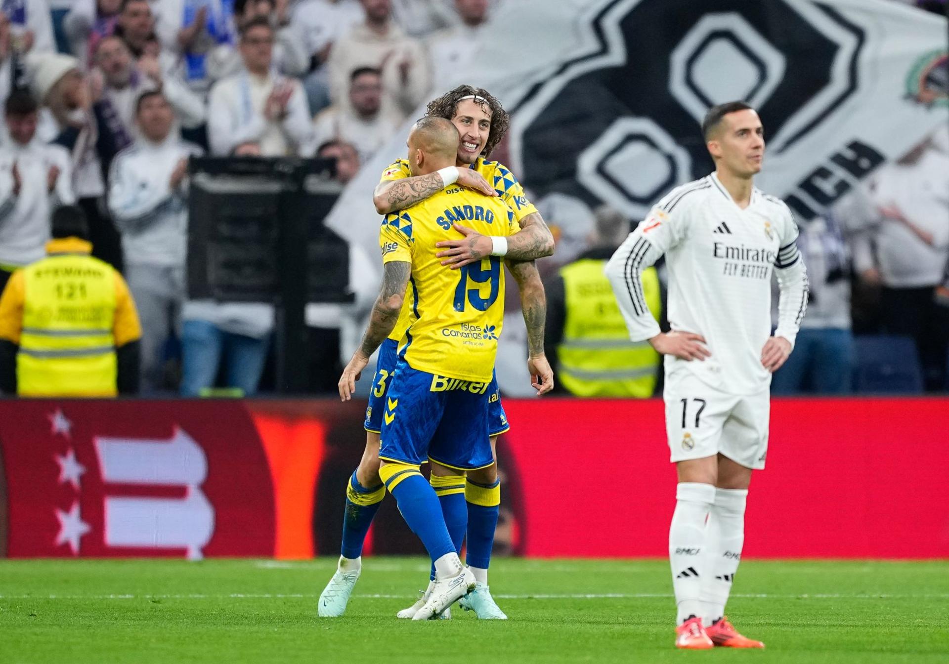 Sandro y Silva se funden en un abrazo en el Bernabéu.