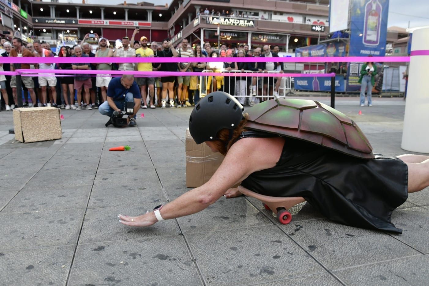 Con tacones y a la carrera por el Pride