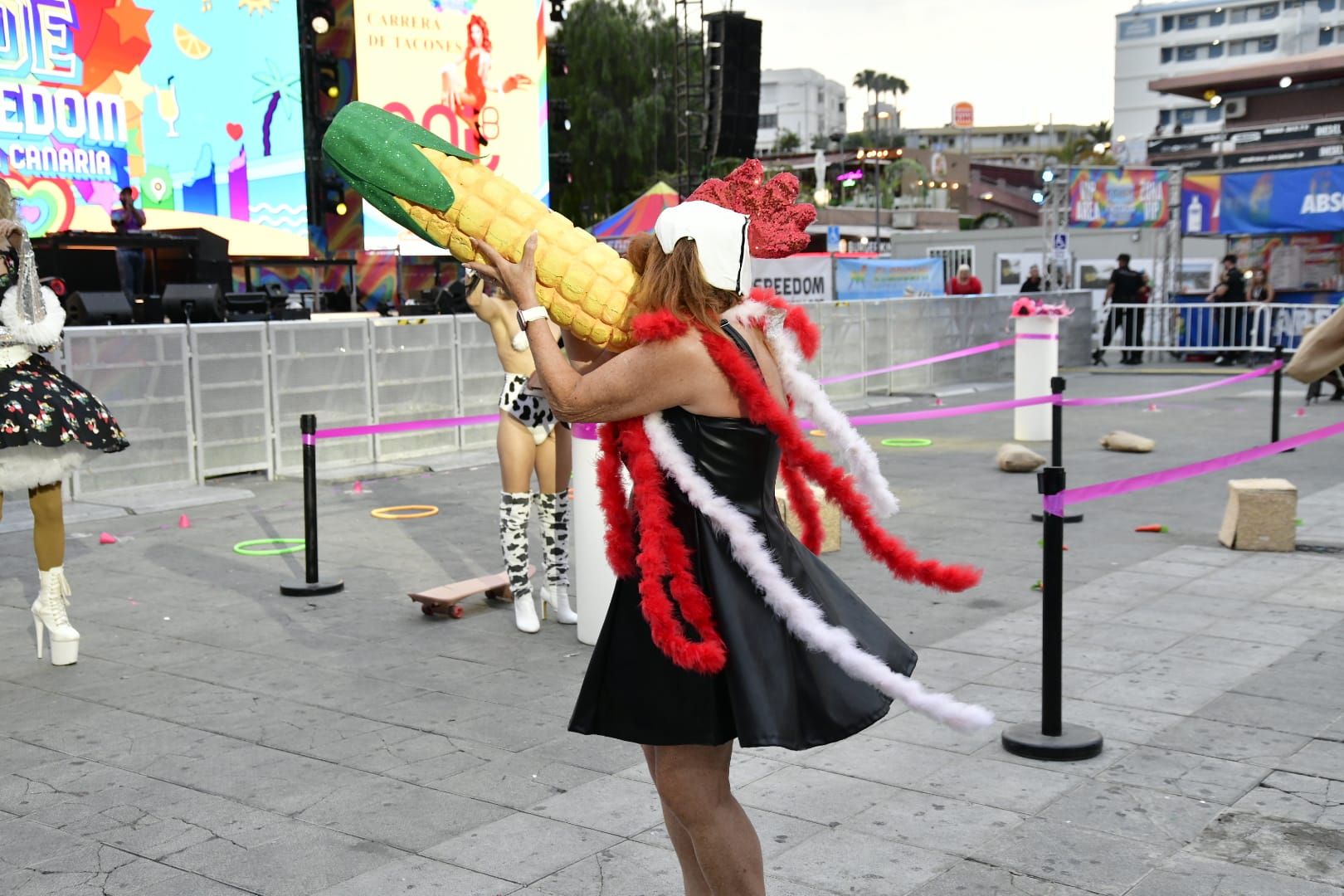 Con tacones y a la carrera por el Pride