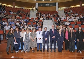Foto de familia de las personas expertas participantes en la jornada de bioética en el hospital de Gran Canaria Doctor Negrín.