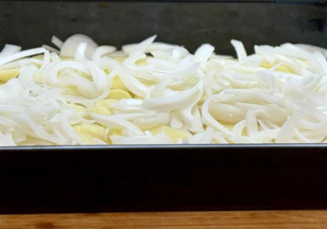 Colocamos la cebolla por encima de las papas