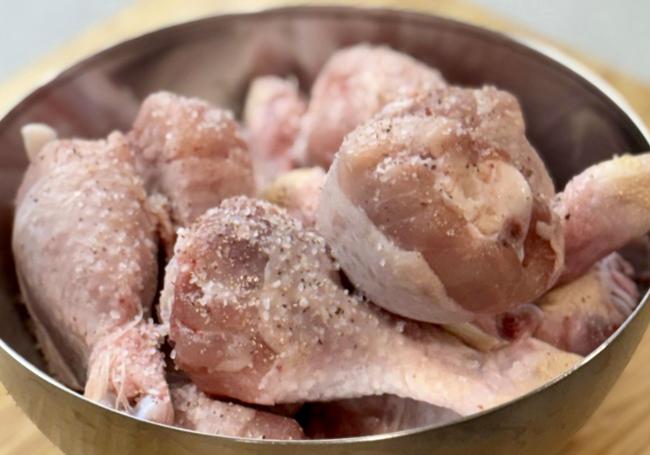 Salpimentamos los muslos de pollo