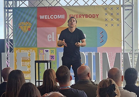 Jordi Roca durante su intervención en el recién renovado CC El Muelle