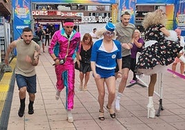 Inicio de la carrera de tacones. Los participantes casi atropellan a Isabella y Punto, que huye como puede.