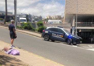 Sin piernas, herido y cerca de Urgencias del Negrín: «La gente no se para, nadie lo auxilia, es inhumano»