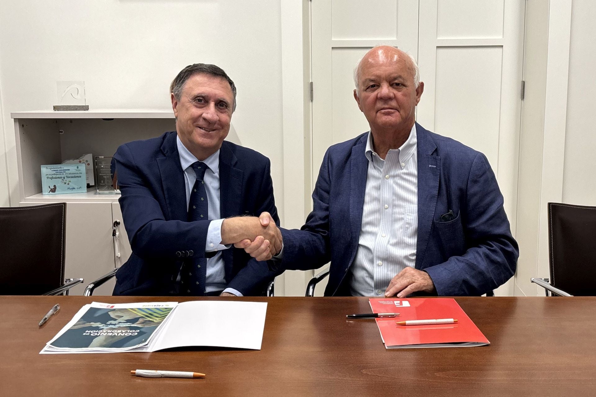 Alberto Cabré, y el presidente de Cajasiete, Fernando Berge.