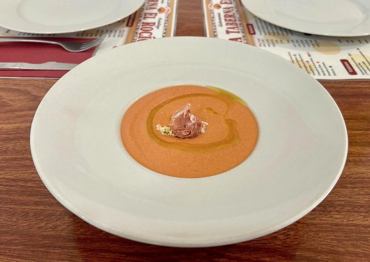 Imagen secundaria 1 - Cazón en adobo, salmorejo y tortillitas de camarones