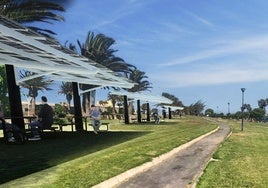 Infografía con marquesinas fotovoltaicas dando sombra en el parque urbano de Arinaga.