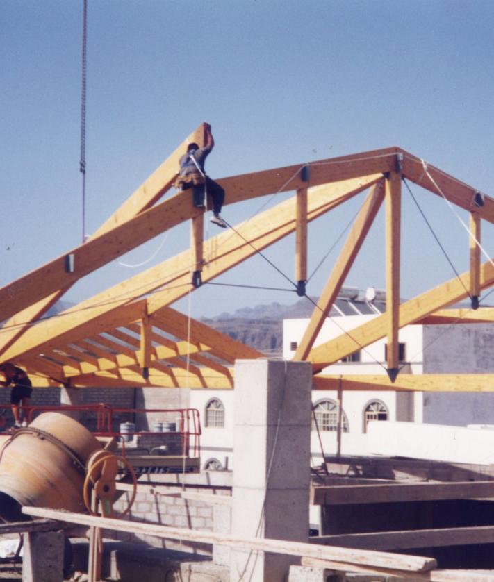 Imagen secundaria 2 - En la foto superior, los dos templos cuando todavía compartían espacio en la plaza del barrio. Debajo, acto de colocación de las tres primeras piedras cuando la iglesia solo era un gigantesco solar excavado. Al lado, su singular cubierta en construcción.