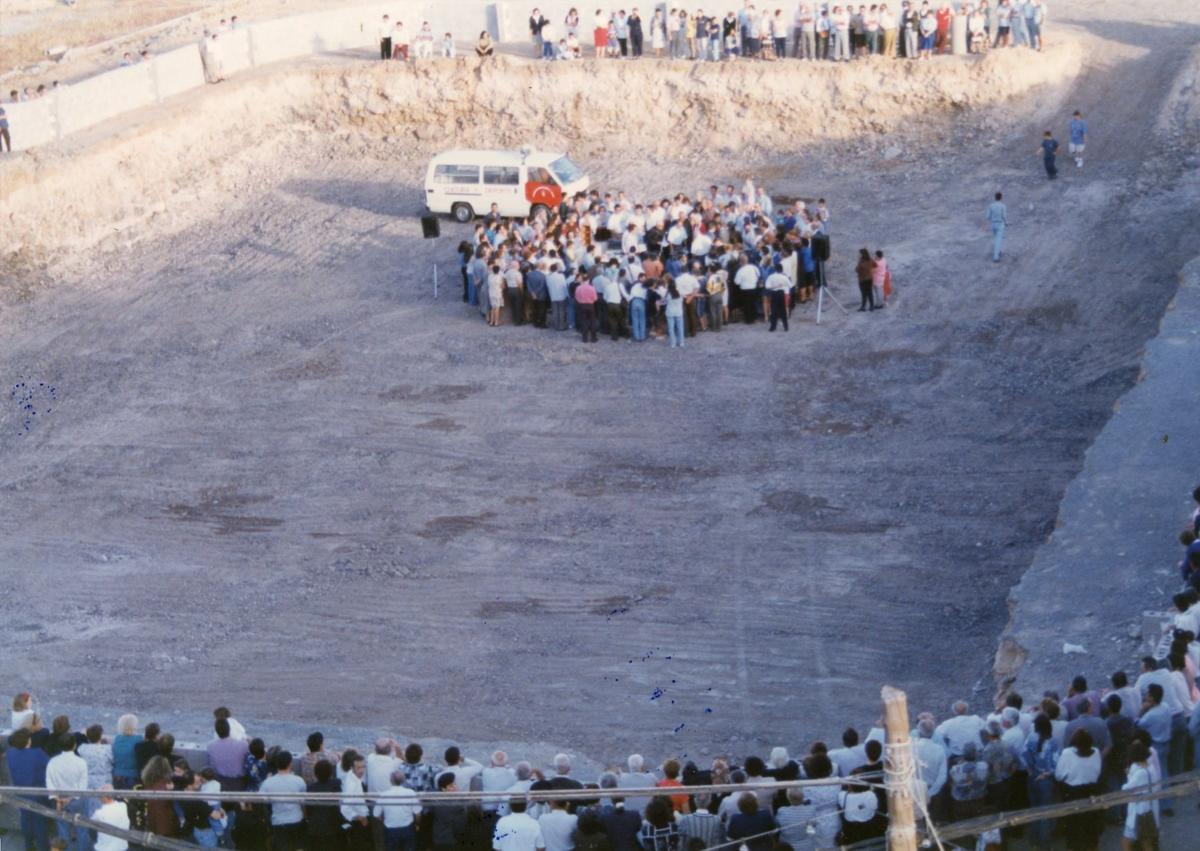 Imagen secundaria 1 - En la foto superior, los dos templos cuando todavía compartían espacio en la plaza del barrio. Debajo, acto de colocación de las tres primeras piedras cuando la iglesia solo era un gigantesco solar excavado. Al lado, su singular cubierta en construcción.