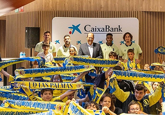 CaixaBank celebra un 'Meet&Greet' con jugadores de la Unión Deportiva Las Palmas en la oficina 'all in one' Gran Canaria