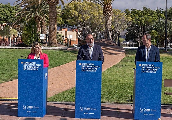 Vanesa Martín, Francisco García y Óscar Hernández, durante la presentación del Seminario.