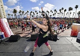 Calentamiento con zumba antes de la carrera de 5 kilómetros.