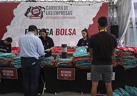 Puesto de retirada de dorsales de la CANARIAS7 Carrera de las Empresas 2024.