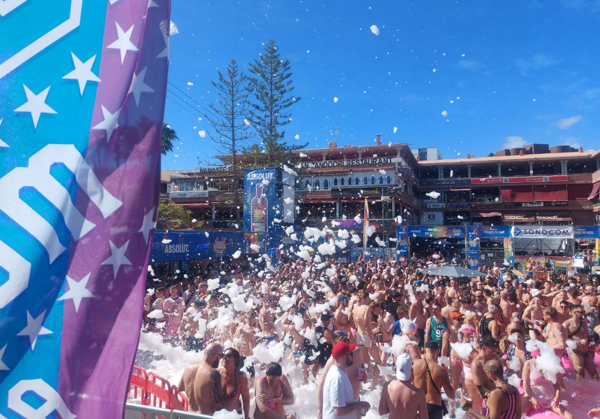 Imagen secundaria 1 - La Fiesta de la Espuma congrega a más de 600 personas para refrescarse en la piscina instalada en el Yumbo