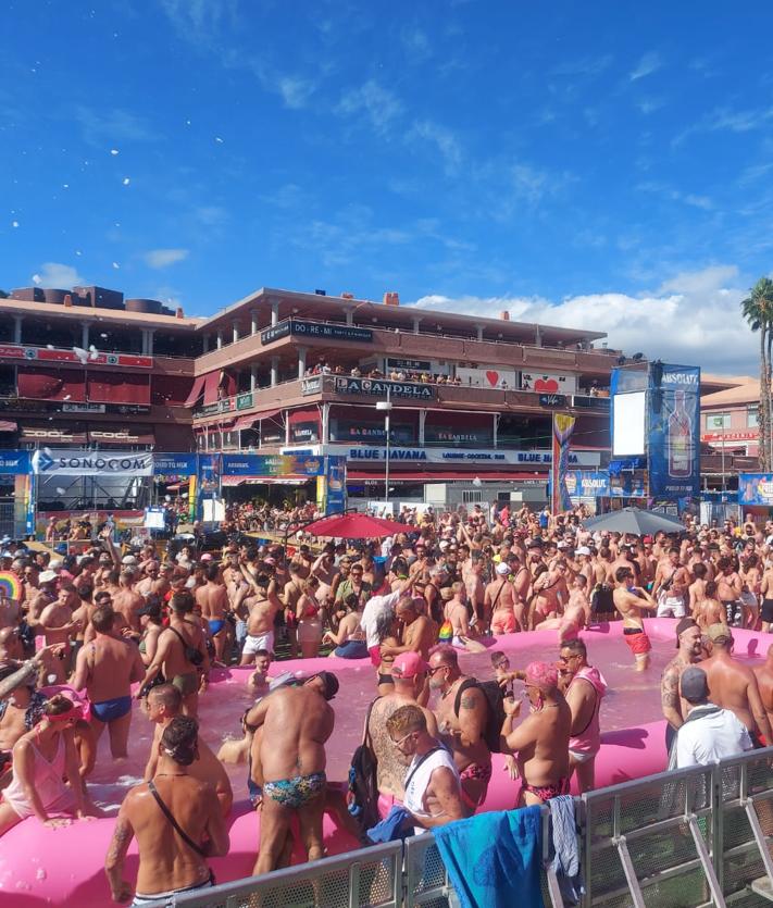 Imagen secundaria 2 - La Fiesta de la Espuma congrega a más de 600 personas para refrescarse en la piscina instalada en el Yumbo