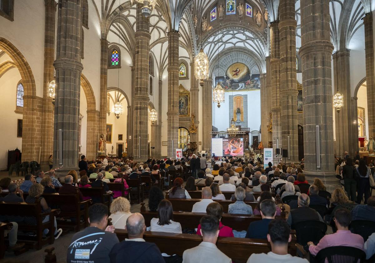 Imagen principal - Distintos momentos del acto celebrado la noche del miércoles en la Catedral de Canarias.