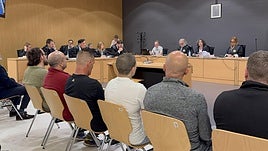 Los acusados, de espaldas, durante el juicio celebrado este jueves ante la Audiencia Provincial.