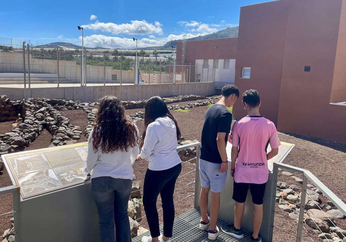 Imagen principal - Imágenes de las estructuras prehispánicas conservadas en el IES Agáldar.