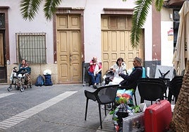 Las personas desahuciadas en la puerta de la que era su vivienda hasta este jueves.