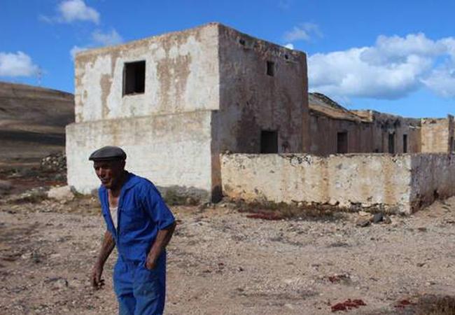 Benito Espinel, hermano de la víctima, ante la casa donde mataron a Pablo.