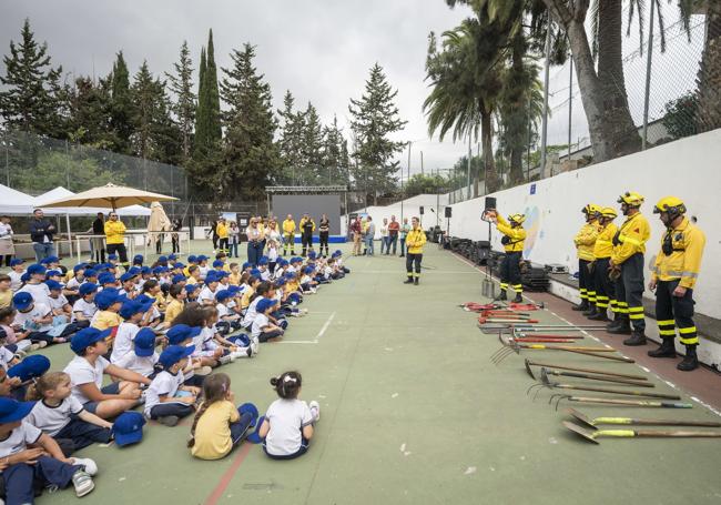 Escolares del CEIP Lola Massieu conociendo herramientas contra el fuego.