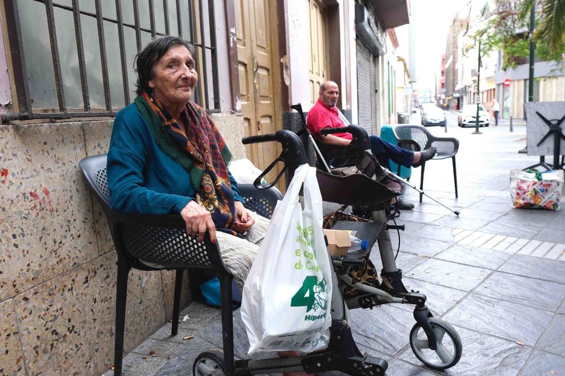 Imágenes del desahucio a once personas en la calle Thomas Alva Edison