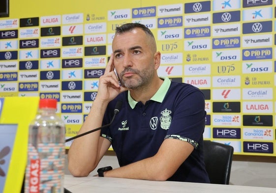 Diego Martínez compareciendo en rueda de prensa