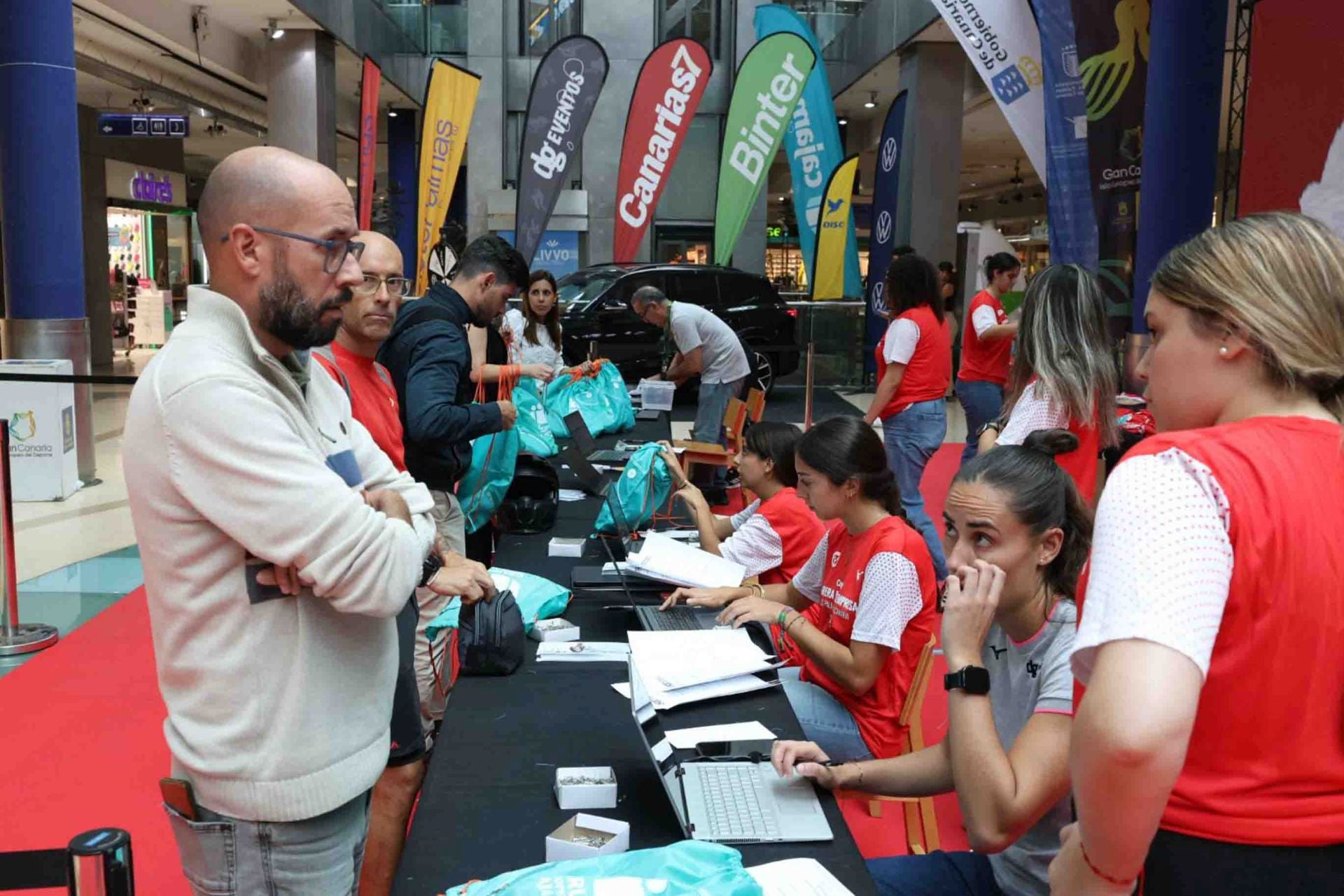 Máxima expectación en la recogida de dorsales de la CANARIAS7 Carrera de las Empresas
