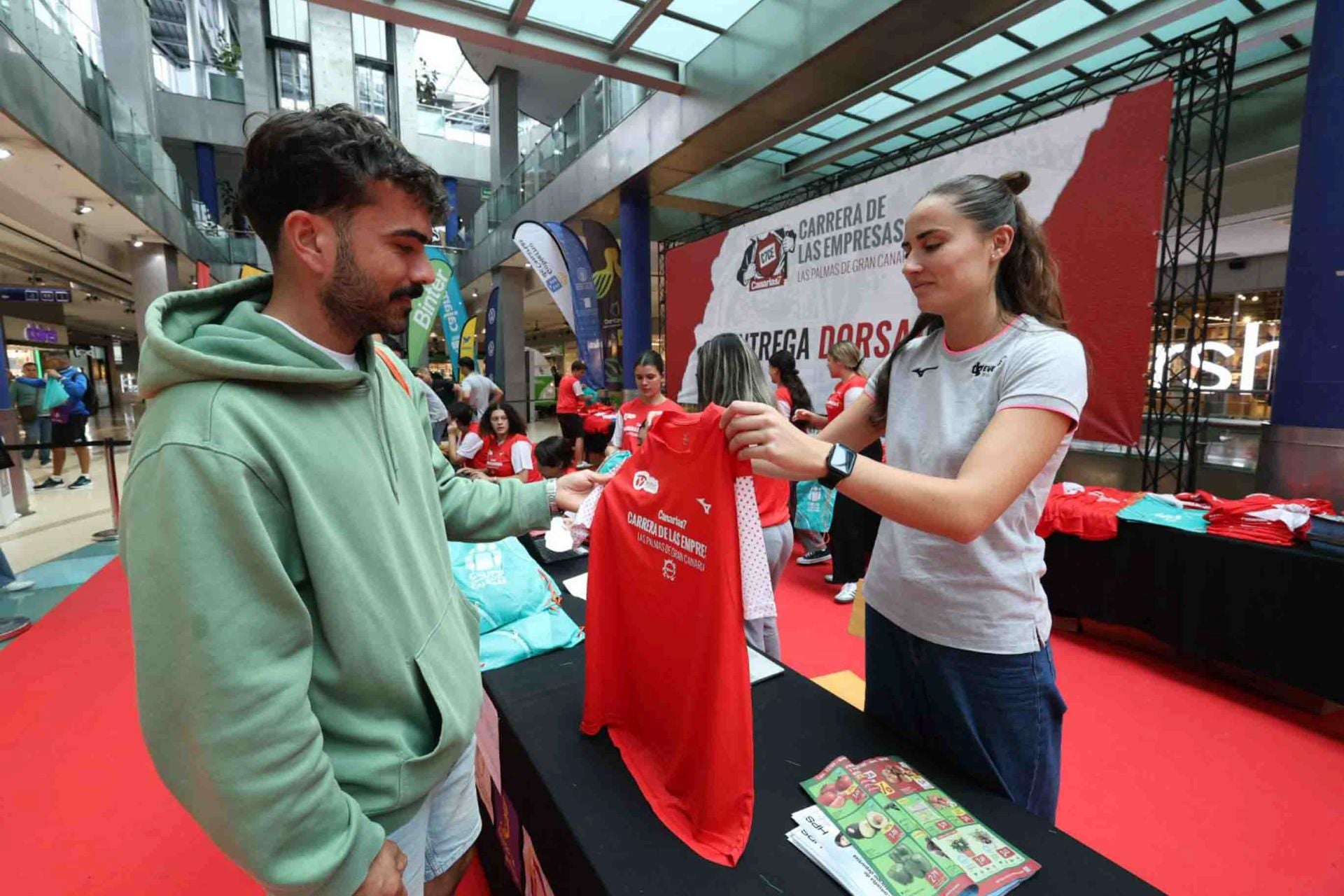 Máxima expectación en la recogida de dorsales de la CANARIAS7 Carrera de las Empresas