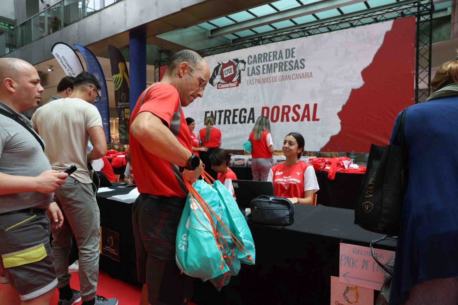 Máxima expectación en la recogida de dorsales de la CANARIAS7 Carrera de las Empresas