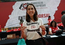 Una corredora muestra el número con el que participará en la CANARIAS7 Carrera de las Empresas.