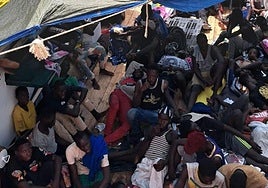 Una barca con personas de origen subsahariano