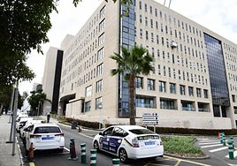 El hombre fue trasladado al Hospital Negrín con traumatismo craneal moderado.