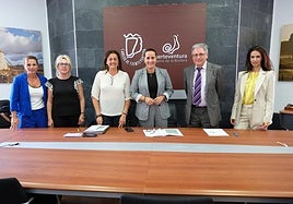La presidenta Lola García, la consejera Nereida Calero y Rafael Castellano, entre otros, en la firma del contrato.