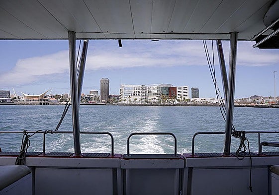 Imagen de archivo de un barco saliendo del puerto de Las Palmas.